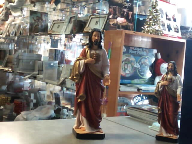 8 inch Sacred Heart of Jesus statue