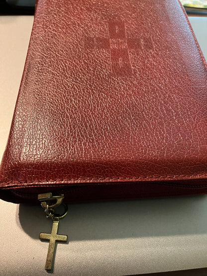 USED: St. Joseph Sunday Missal 1999 Edition - Enclosed in Zippered Cover